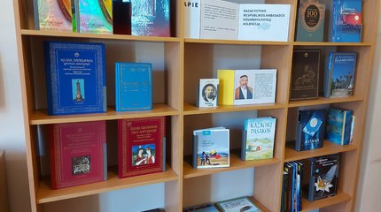 Bibliotekos fondus papildė Kazachstano Respublikos ambasados dovanos