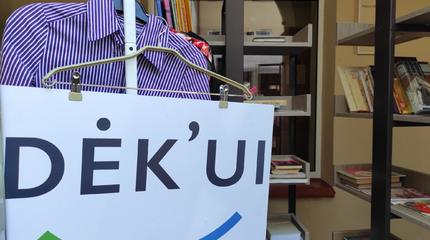 Bibliotekos kieme – DĖK'ui kabykla