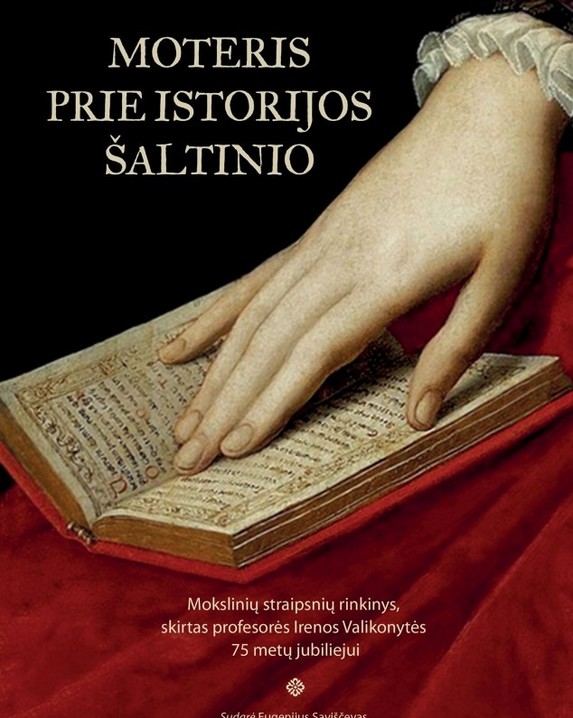 Moteris prie istorijos šaltinio