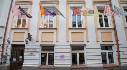 Virš bibliotekos plevėsuoja menininkės Živilės Minkutės vėliavos