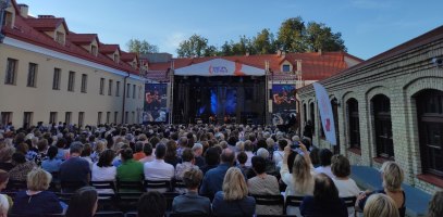 Vasarą bibliotekos kiemelis virs koncertų sale