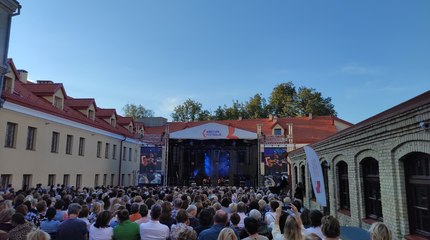 Vasarą bibliotekos kiemelis virs koncertų sale