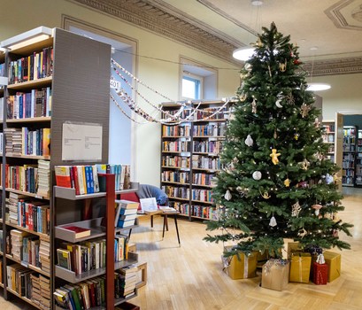 Šventiškai pasipuošusi biblioteka